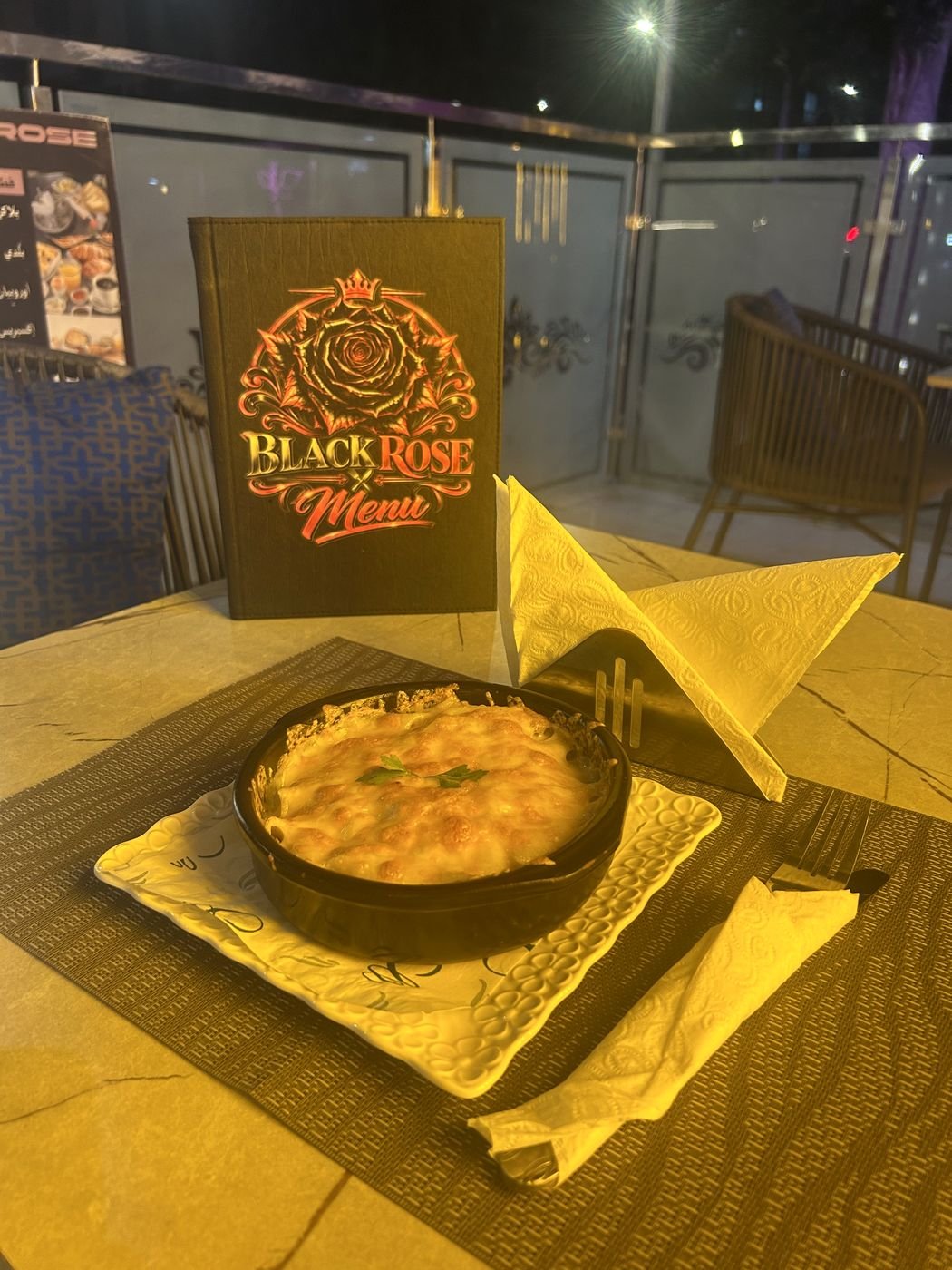 Plat gratiné servi en terrasse, The Black Rose Marrakech